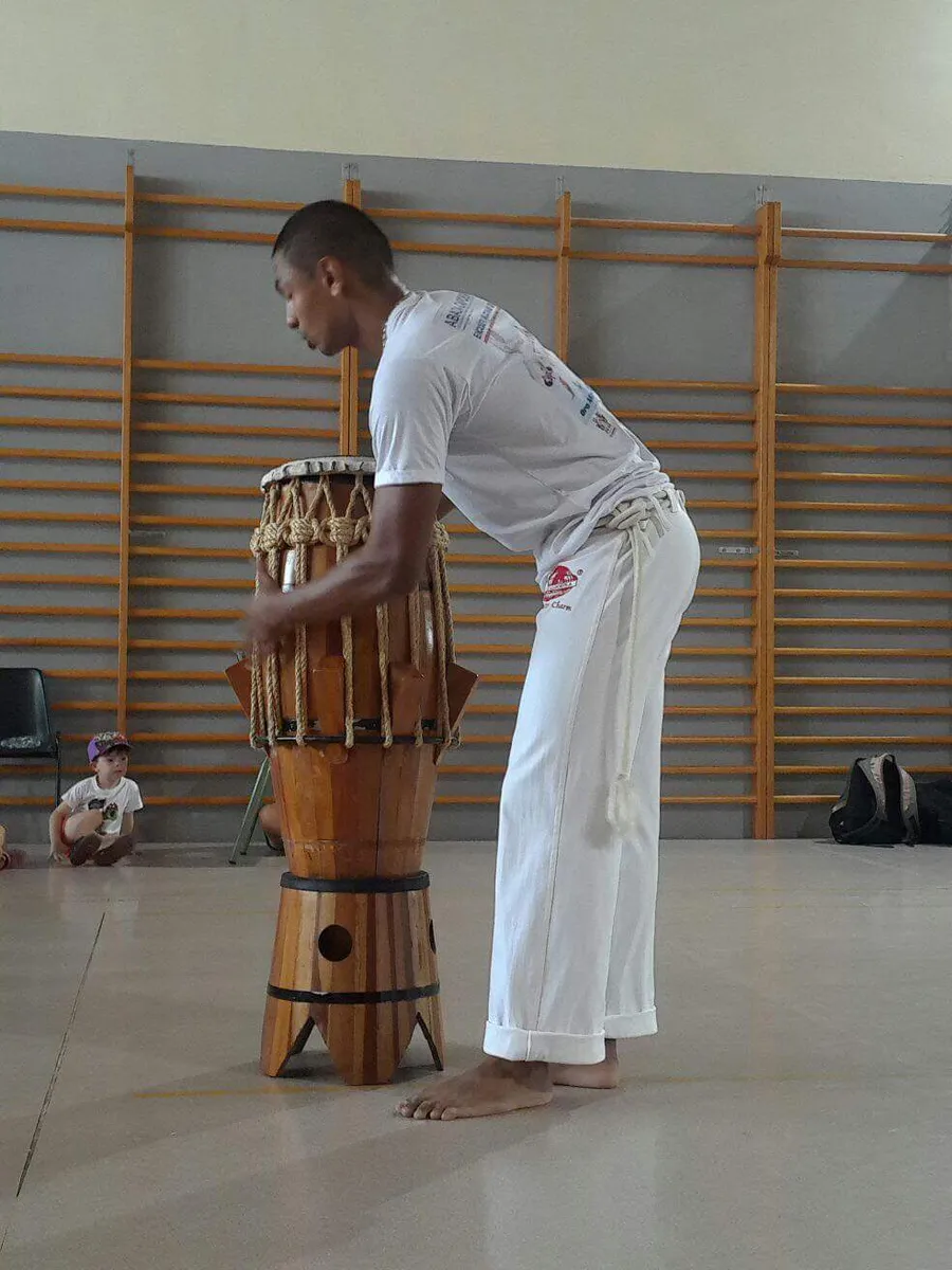 El Profesor Pingo tocando el atabaque durante una clase en la sala
