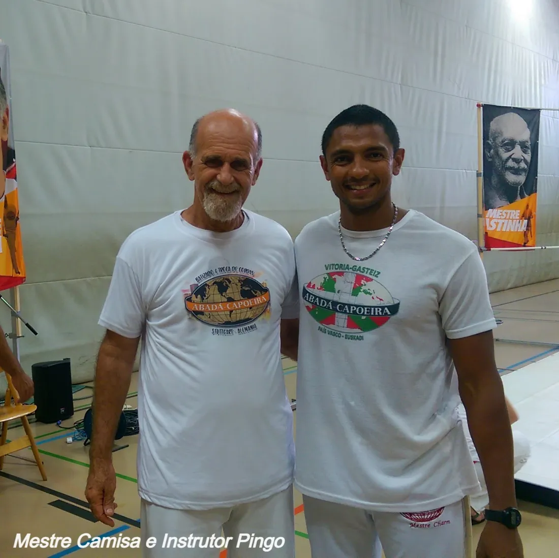 Mestre Camisa, fundador de ABADÁ-Capoeira, junto al Profesor Pingo en un pabellón